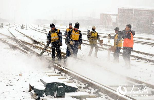 長琿高鐵迎首場風(fēng)雪 鐵路部門全力除雪保障暢通