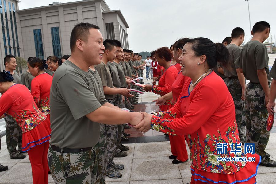 河南沁陽:500雙手工鞋墊送給子弟兵