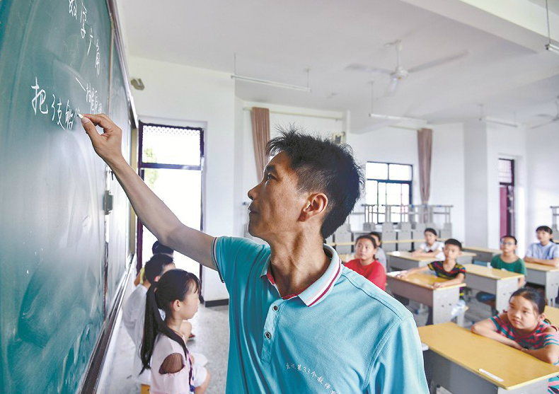 圖為：周永杰在給學(xué)生補(bǔ)課