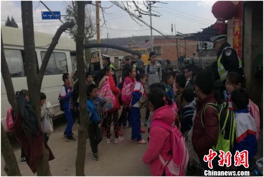 昆明一“校車”嚴(yán)重超載 核載7人竟擠33人