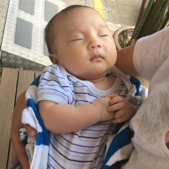 樸信惠曬小27歲堂弟照片 網(wǎng)友熱議：最萌年齡差（圖）