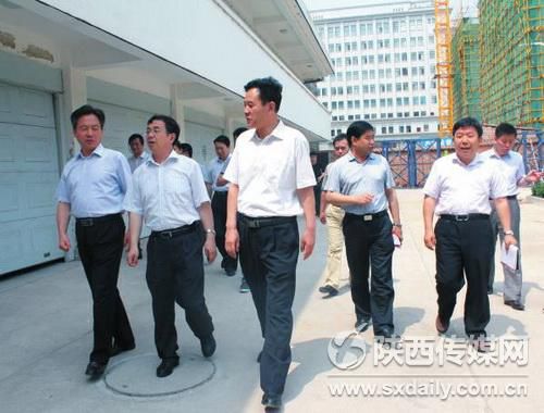 環(huán)保部西北督查中心趙浩明主任來商調(diào)研丹治工作，圖為在市環(huán)境應(yīng)急物資儲備庫調(diào)研。