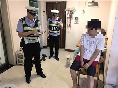 民警在小龍家里了解情況。本報(bào)記者 甘俠義 攝