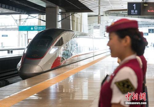 6月26日，具有完全自主知識產(chǎn)權(quán)的中國標(biāo)準(zhǔn)動車組“復(fù)興號”在京滬高鐵正式雙向首發(fā)。圖為在北京南站準(zhǔn)備出發(fā)的CR400AF“復(fù)興號”列車。中新社記者 侯宇 攝