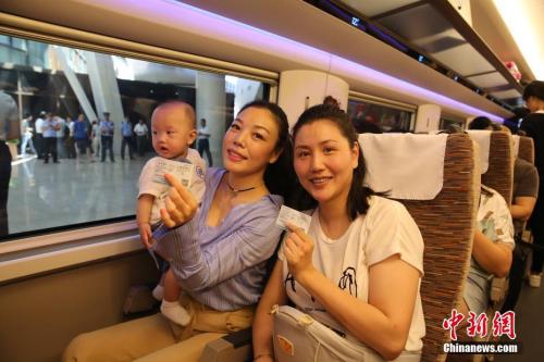 6月26日搭乘“復(fù)興號”列車從北京去往上海的乘客，展示自己的新版高鐵列車車票。中新網(wǎng)記者 翟璐 攝