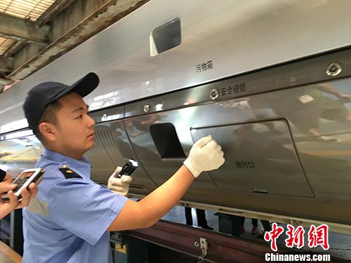 6月26日上午，北京鐵路局北京動車段地勤機(jī)械師賈虹升正在為“復(fù)興號”進(jìn)行檢查。中新網(wǎng)記者 翟璐 攝