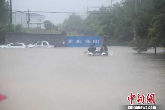 湖北恩施強(qiáng)降雨致多人被困消防緊急轉(zhuǎn)移（圖）